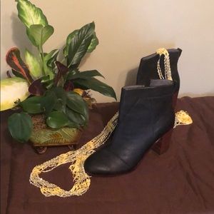 NIB Toms “Lunata” leather boot